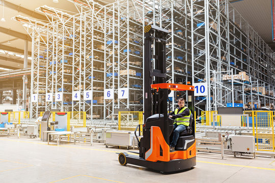 Forklift vs Reach Truck - The Key Differences Explained